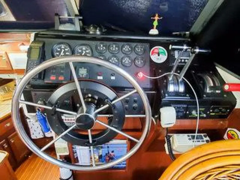Slide: The Image of 1986 Bayliner 3270 32 - 7829916