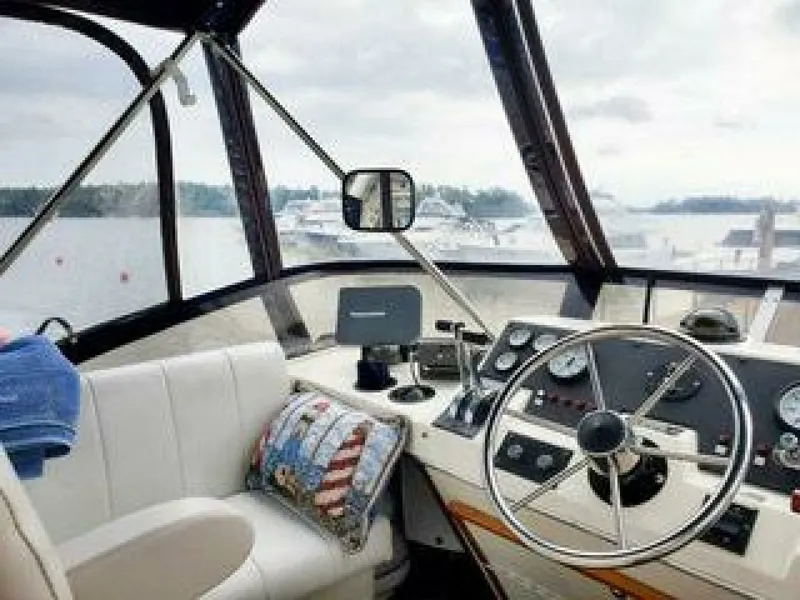 Slide: The Image of 1986 Bayliner 3270 32 - 7829913