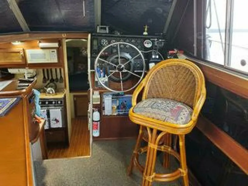 Slide: The Image of 1986 Bayliner 3270 32 - 7829915