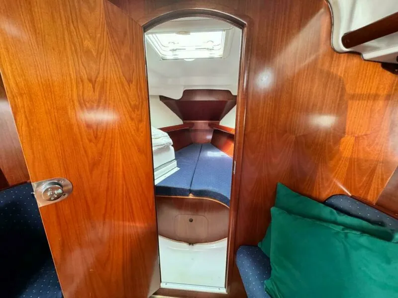Slide: The Image of 2004 Beneteau 323 32 - 7829956