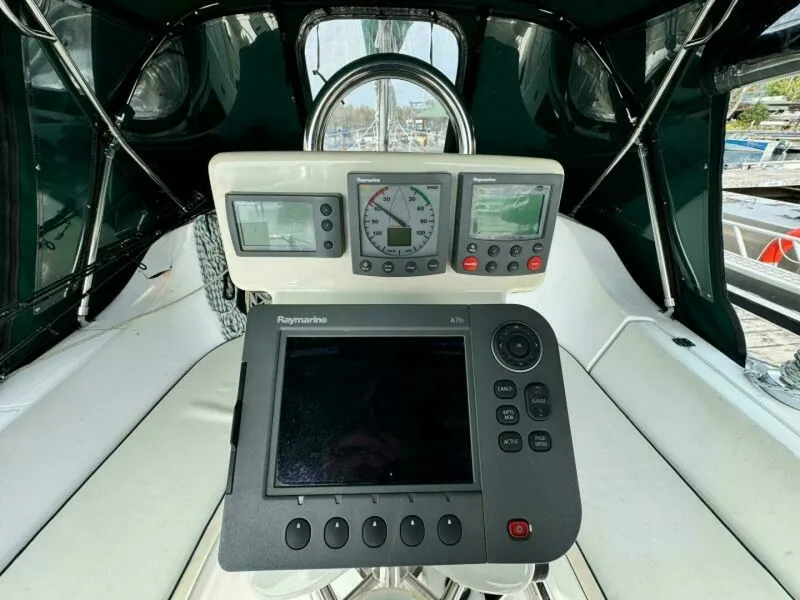 Slide: The Image of 2004 Beneteau 323 32 - 7829943