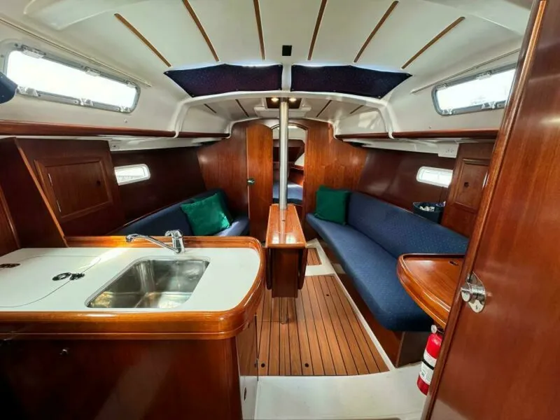 Slide: The Image of 2004 Beneteau 323 32 - 7829948
