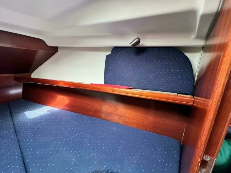 Slide: The Image of 2004 Beneteau 323 32 - 7829958