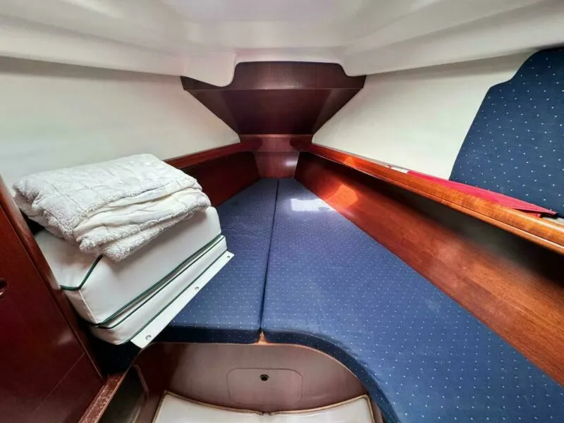 Slide: The Image of 2004 Beneteau 323 32 - 7829957