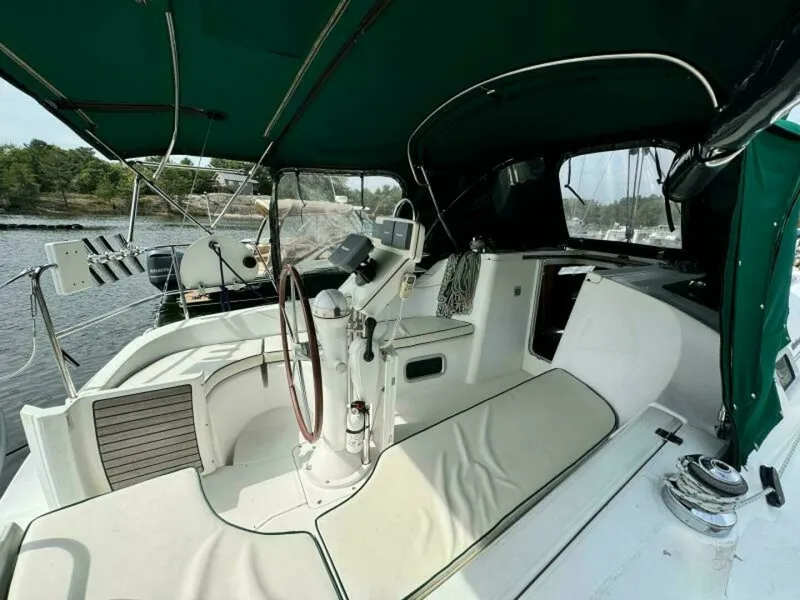 Slide: The Image of 2004 Beneteau 323 32 - 7829939