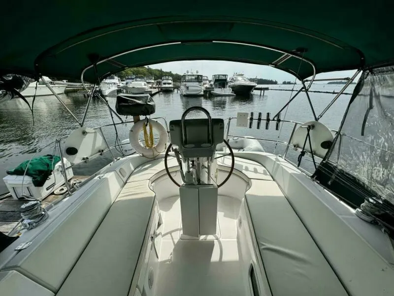 Slide: The Image of 2004 Beneteau 323 32 - 7829945