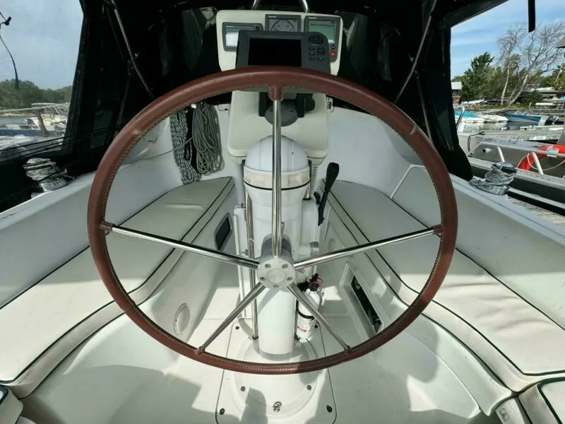 Slide: The Image of 2004 Beneteau 323 32 - 7829944