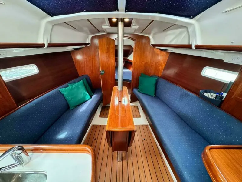 Slide: The Image of 2004 Beneteau 323 32 - 7829953