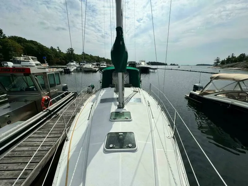 Slide: The Image of 2004 Beneteau 323 32 - 7829934