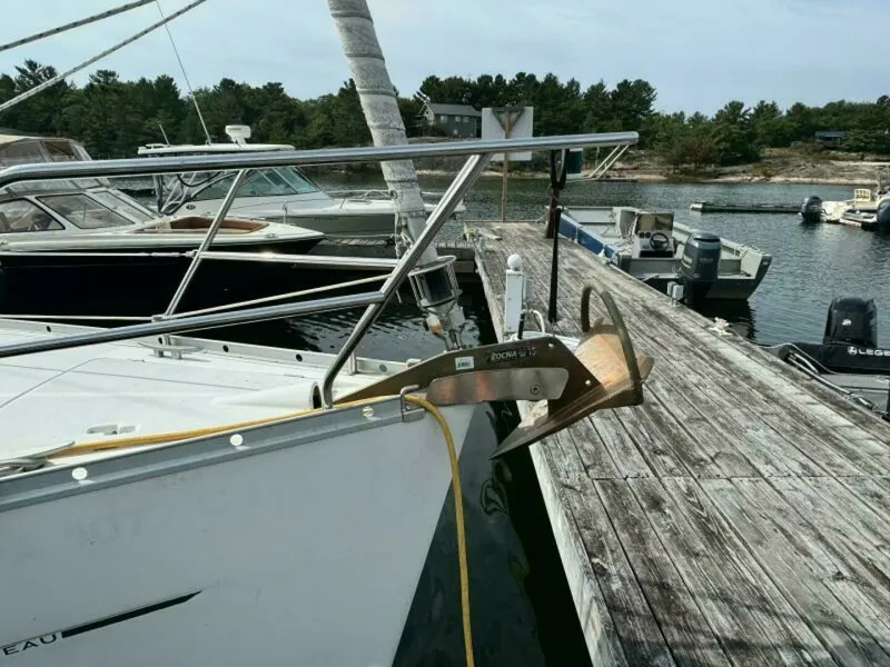 Slide: The Image of 2004 Beneteau 323 32 - 7829929
