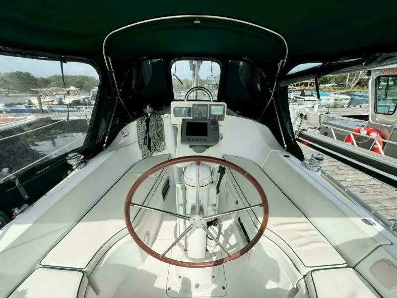 Slide: The Image of 2004 Beneteau 323 32 - 7829942