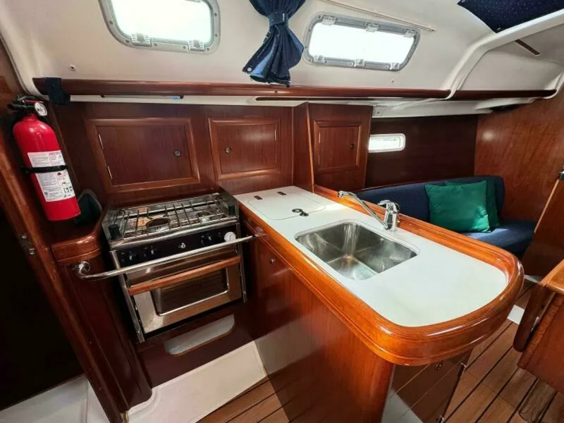 Slide: The Image of 2004 Beneteau 323 32 - 7829949