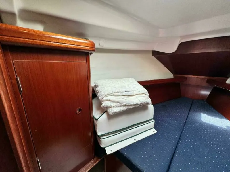 Slide: The Image of 2004 Beneteau 323 32 - 7829959