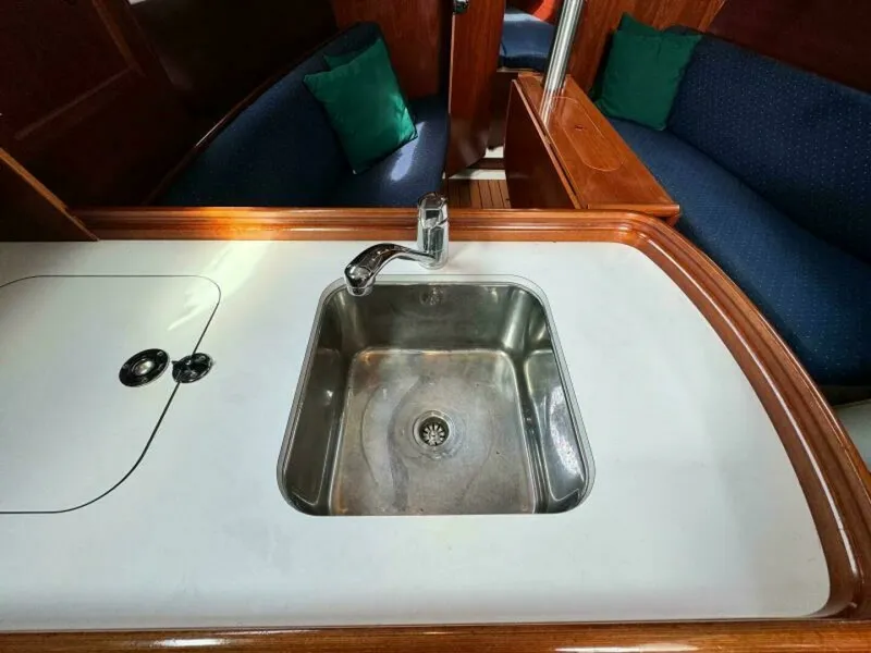 Slide: The Image of 2004 Beneteau 323 32 - 7829950