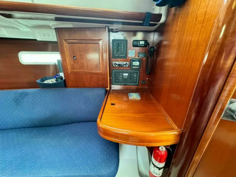 Slide: The Image of 2004 Beneteau 323 32 - 7829954