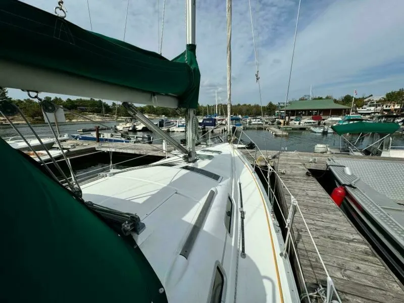 Slide: The Image of 2004 Beneteau 323 32 - 7829930