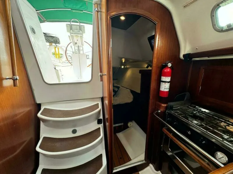 Slide: The Image of 2004 Beneteau 323 32 - 7829961