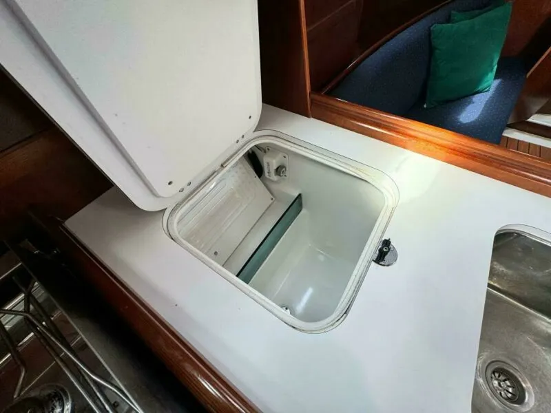 Slide: The Image of 2004 Beneteau 323 32 - 7829951