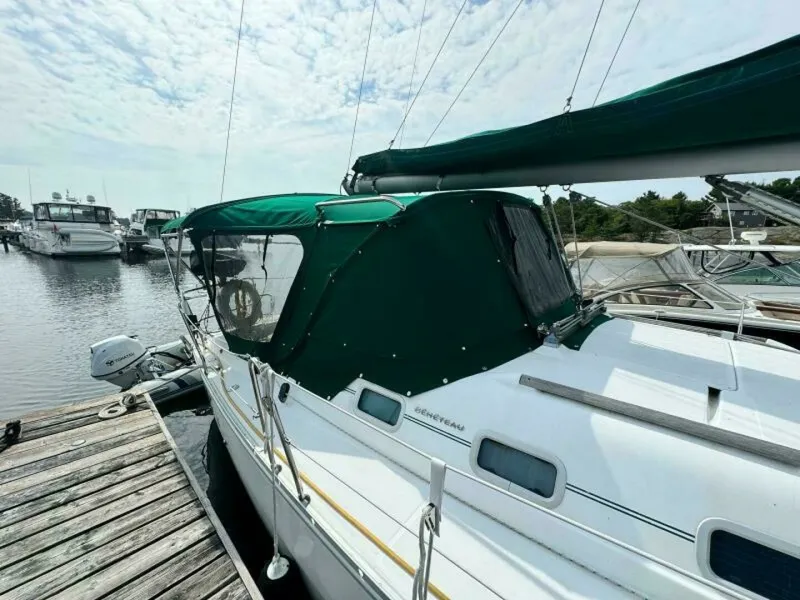 Slide: The Image of 2004 Beneteau 323 32 - 7829937