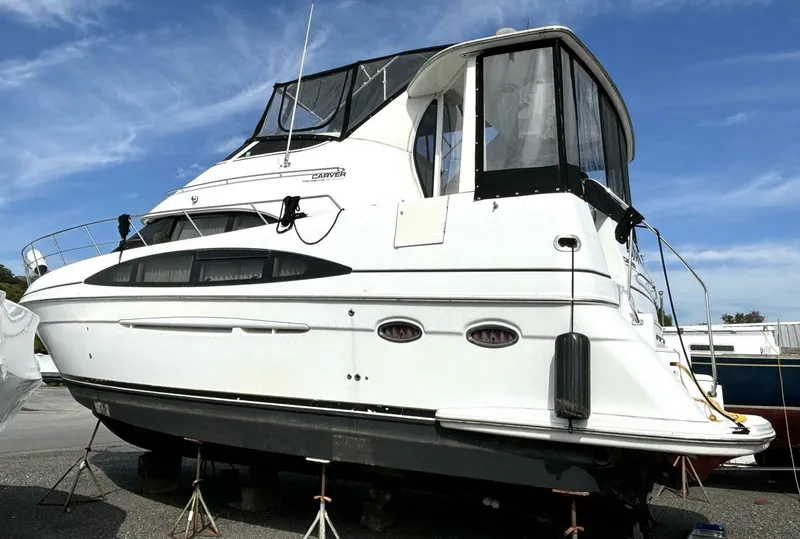 Slide: The Image of 2003 Carver 396 Motor Yacht 39 - 7829973