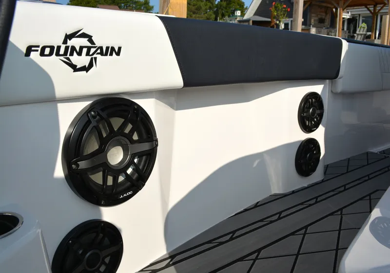 Slide: The Image of Fountain 32 NX 2025 - 7830346