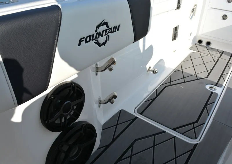 Slide: The Image of Fountain 32 NX 2025 - 7830353