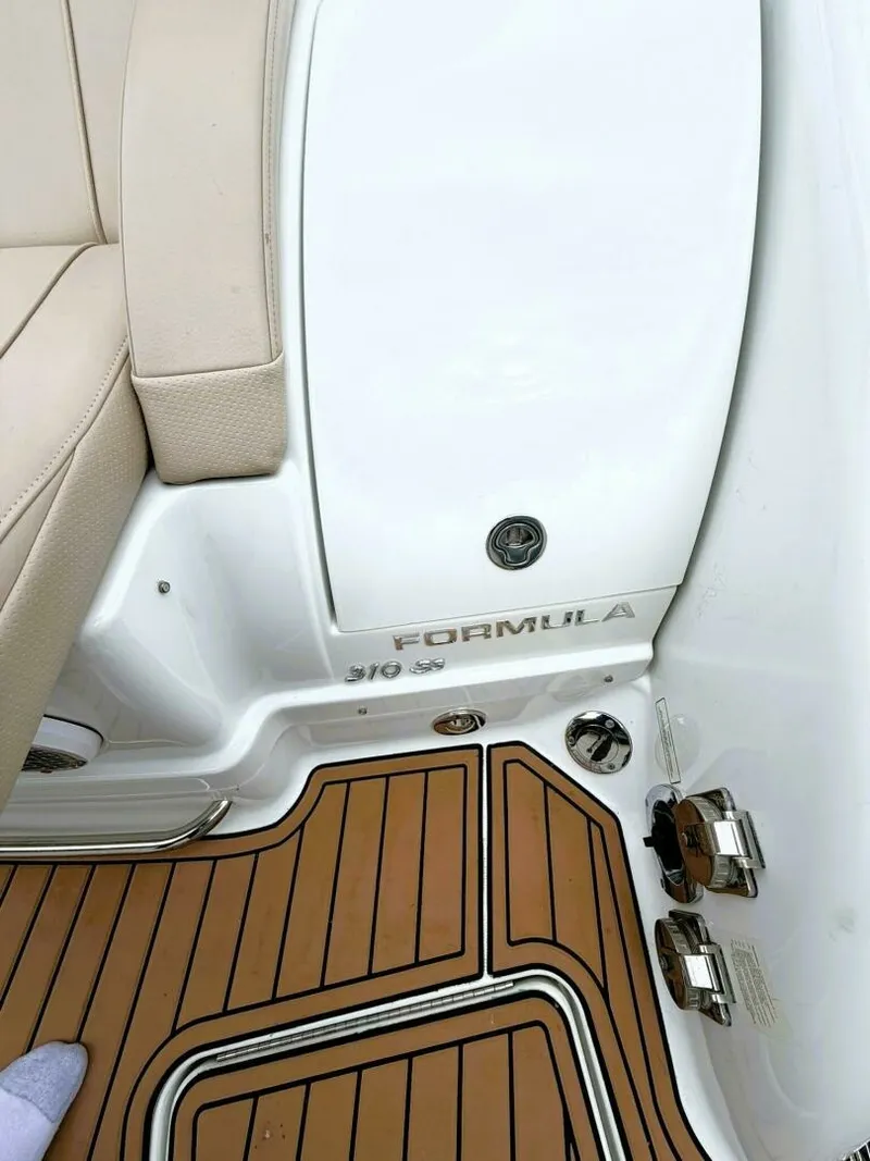 Slide: The Image of 2011 Formula 310 SUN SPORT 31 - 7833032