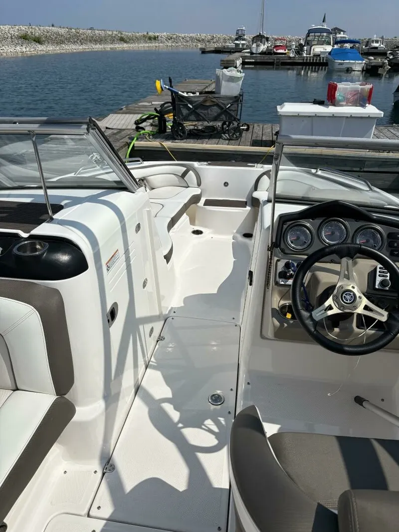 Slide: The Image of 2013 Yamaha Boats 242 Limited S 24 - 7833158