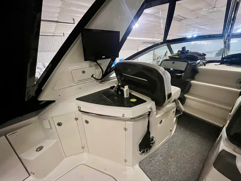 Slide: The Image of 2012 Monterey 320 Sport Yacht 32 - 7833644