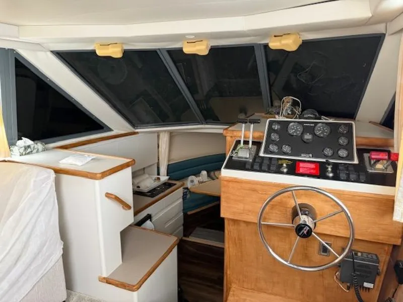 Slide: The Image of 1995 Carver 325 Motor Yacht 32 - 7833730