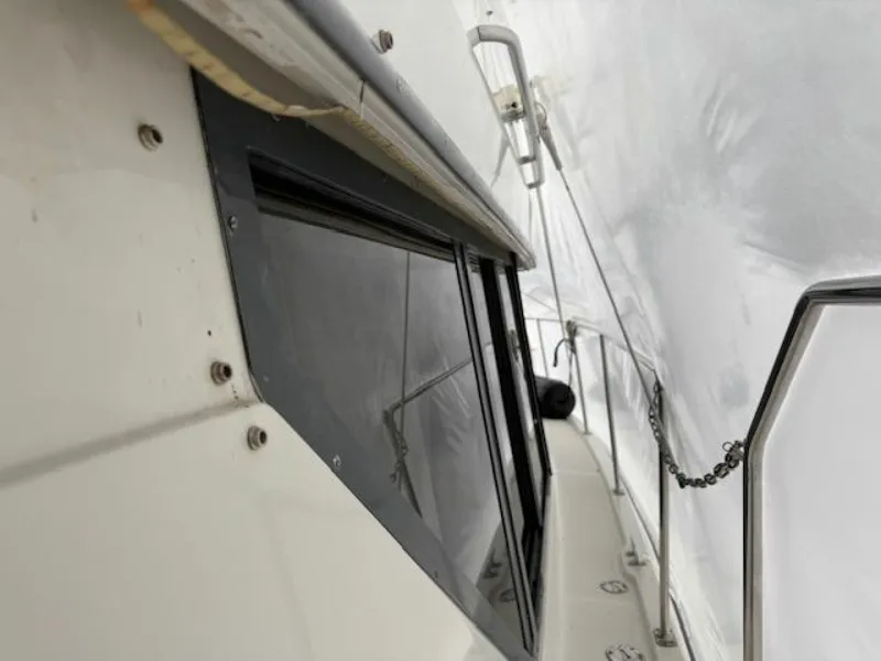 Slide: The Image of 1995 Carver 325 Motor Yacht 32 - 7833754