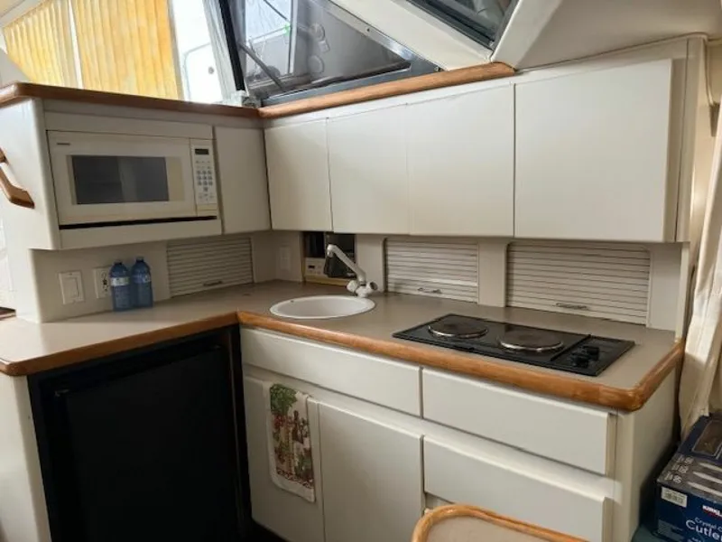 Slide: The Image of 1995 Carver 325 Motor Yacht 32 - 7833731