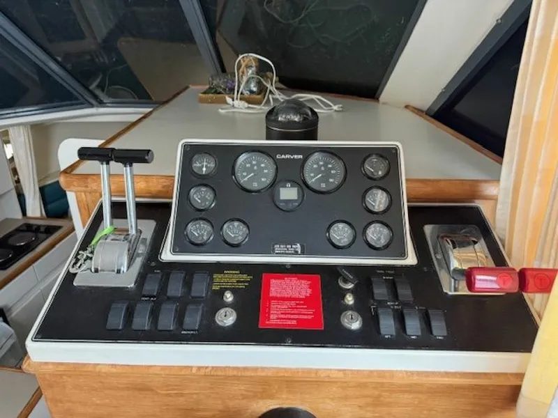Slide: The Image of 1995 Carver 325 Motor Yacht 32 - 7833750
