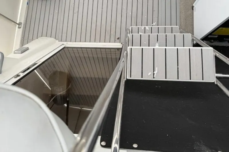 Slide: The Image of 1995 Carver 325 Motor Yacht 32 - 7833728