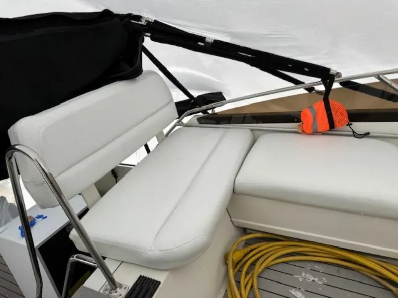 Slide: The Image of 1995 Carver 325 Motor Yacht 32 - 7833727