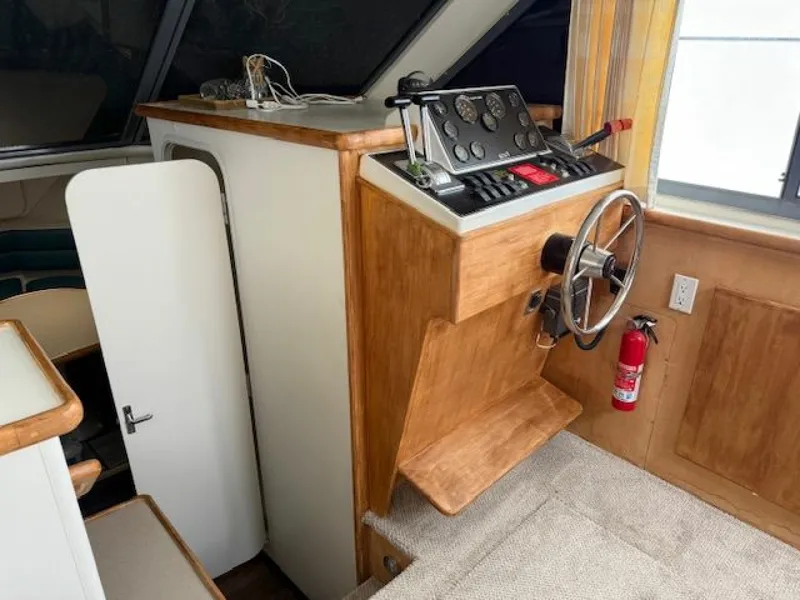 Slide: The Image of 1995 Carver 325 Motor Yacht 32 - 7833739