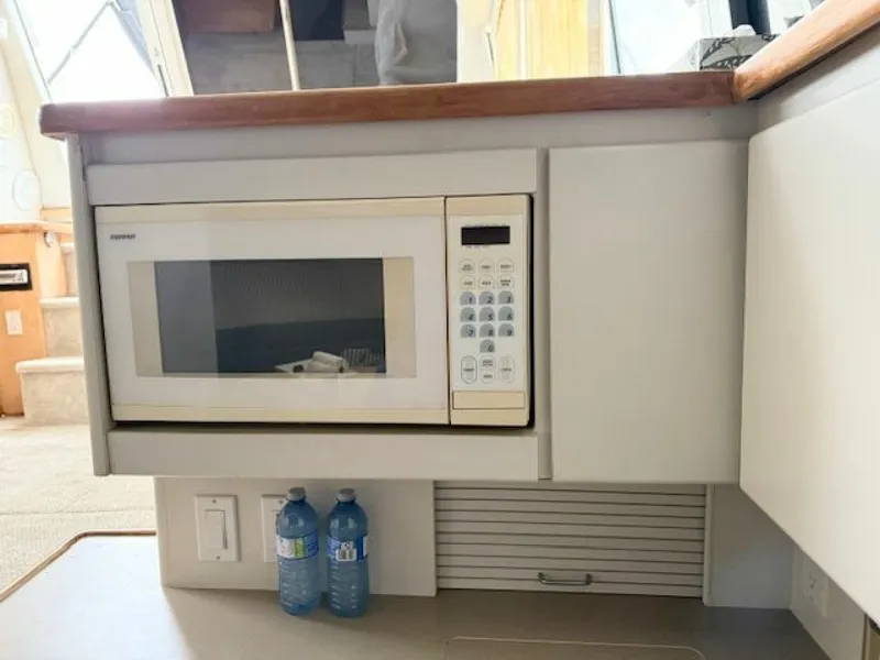 Slide: The Image of 1995 Carver 325 Motor Yacht 32 - 7833733
