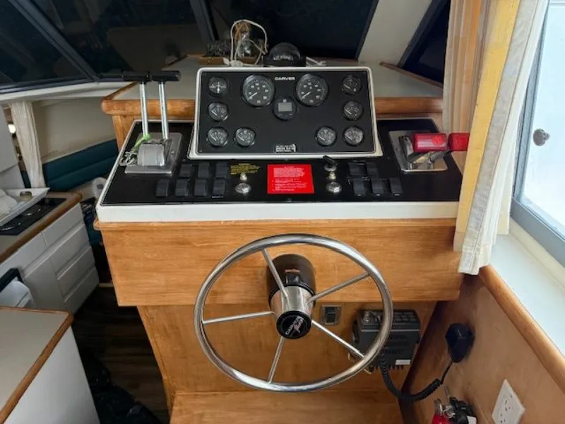 Slide: The Image of 1995 Carver 325 Motor Yacht 32 - 7833729