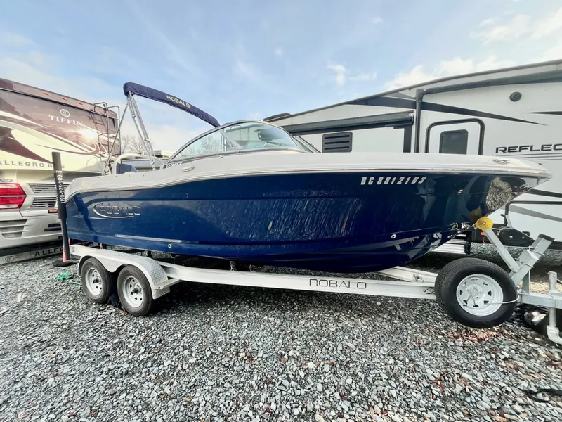 The Image of 2023 Robalo R207 20 - 7833882
