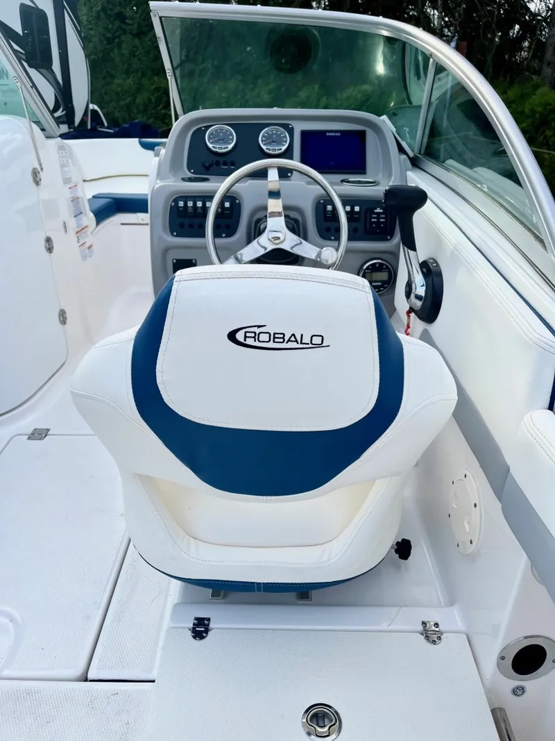 Slide: The Image of 2023 Robalo R207 20 - 7833896