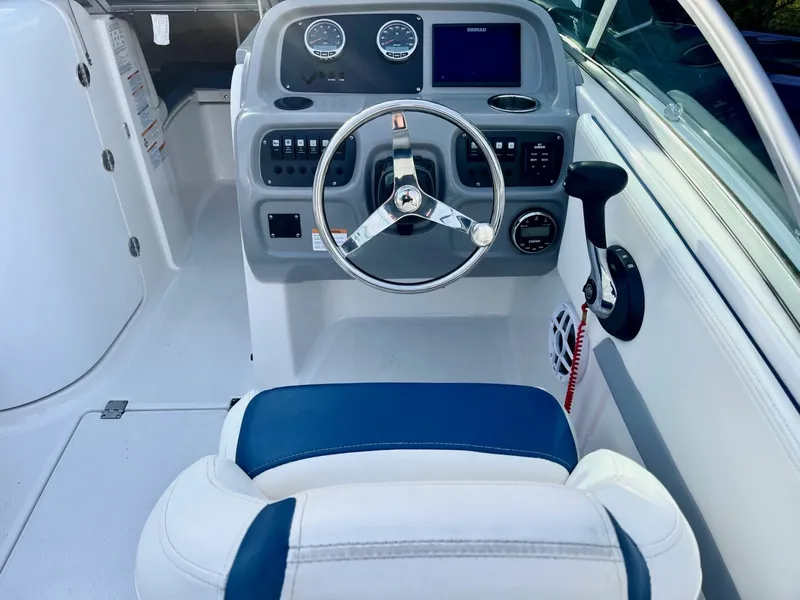 Slide: The Image of 2023 Robalo R207 20 - 7833897