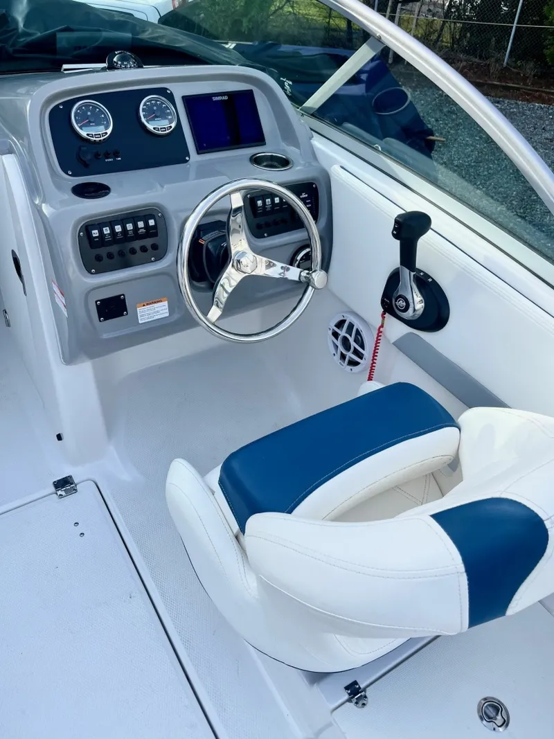 Slide: The Image of 2023 Robalo R207 20 - 7833898