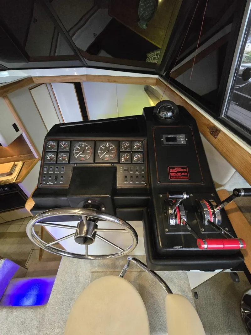 Slide: The Image of 1990 Bayliner 4387 Motoryacht 43 - 7834219