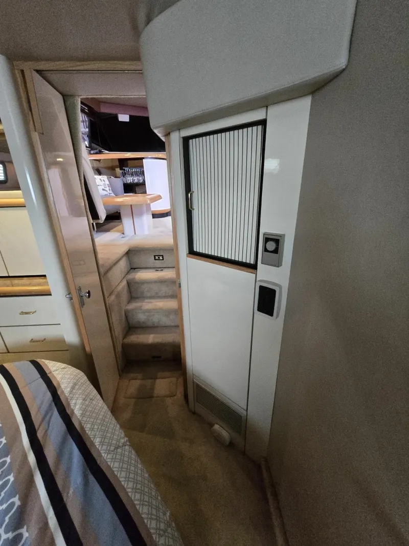 Slide: The Image of 1990 Bayliner 4387 Motoryacht 43 - 7834214