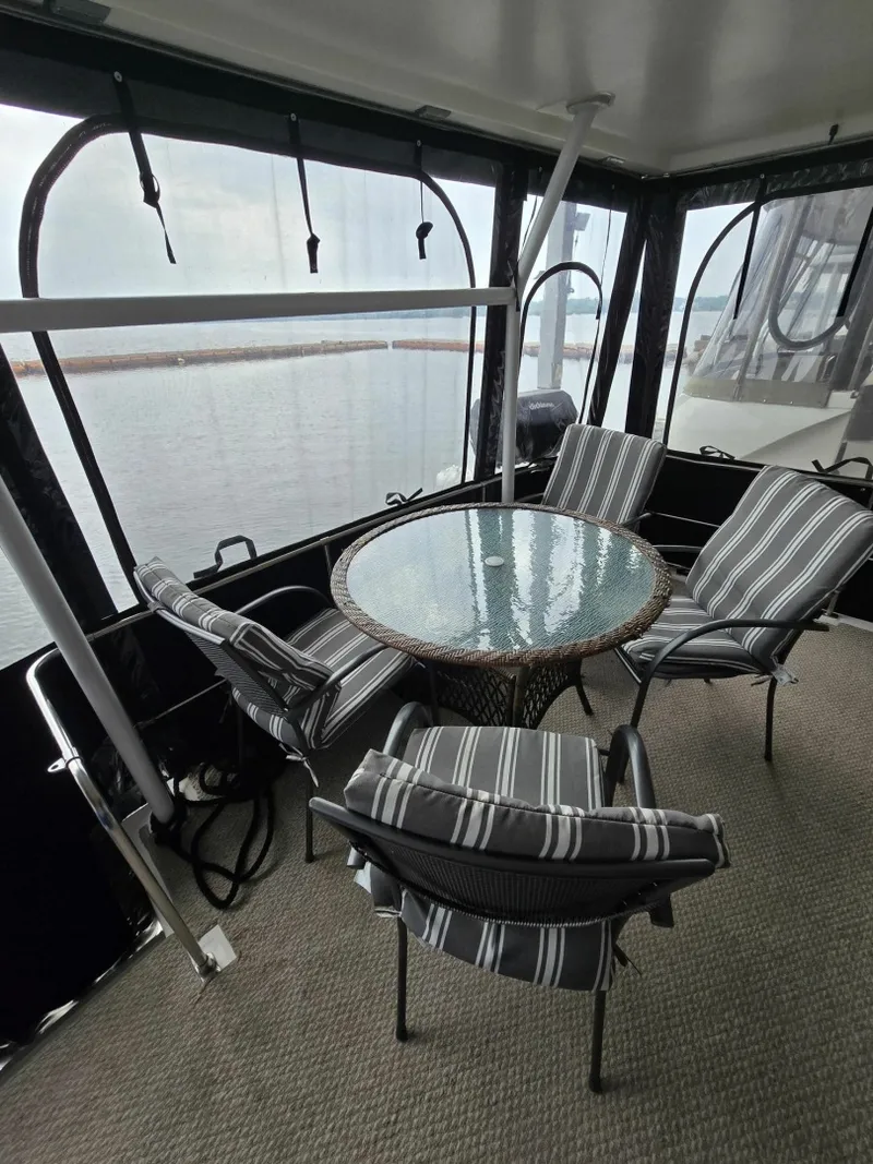 Slide: The Image of 1990 Bayliner 4387 Motoryacht 43 - 7834212