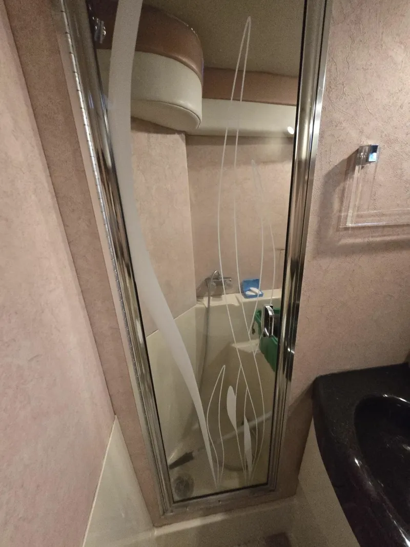 Slide: The Image of 1990 Bayliner 4387 Motoryacht 43 - 7834216
