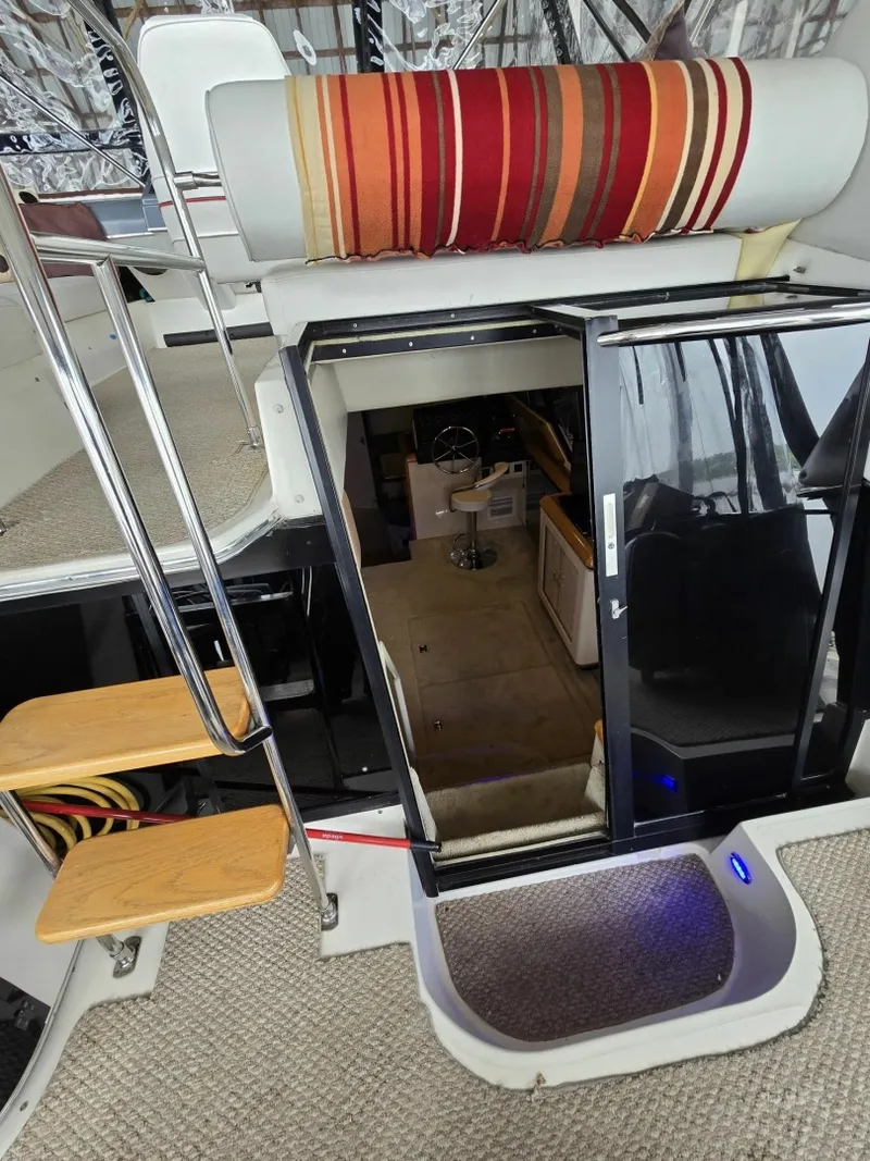 Slide: The Image of 1990 Bayliner 4387 Motoryacht 43 - 7834204