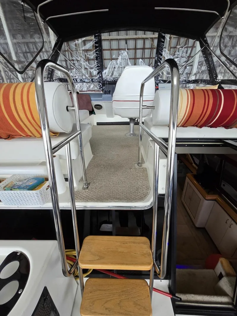Slide: The Image of 1990 Bayliner 4387 Motoryacht 43 - 7834205