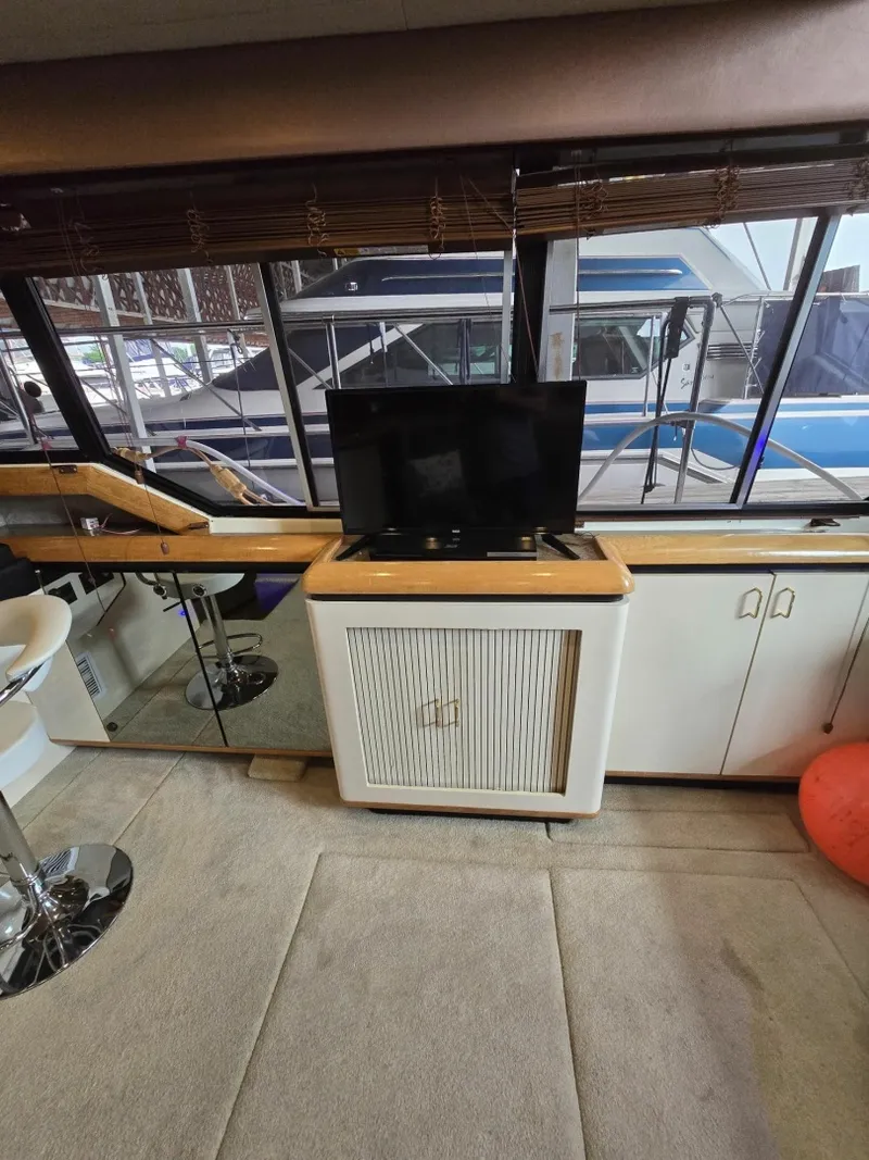 Slide: The Image of 1990 Bayliner 4387 Motoryacht 43 - 7834218