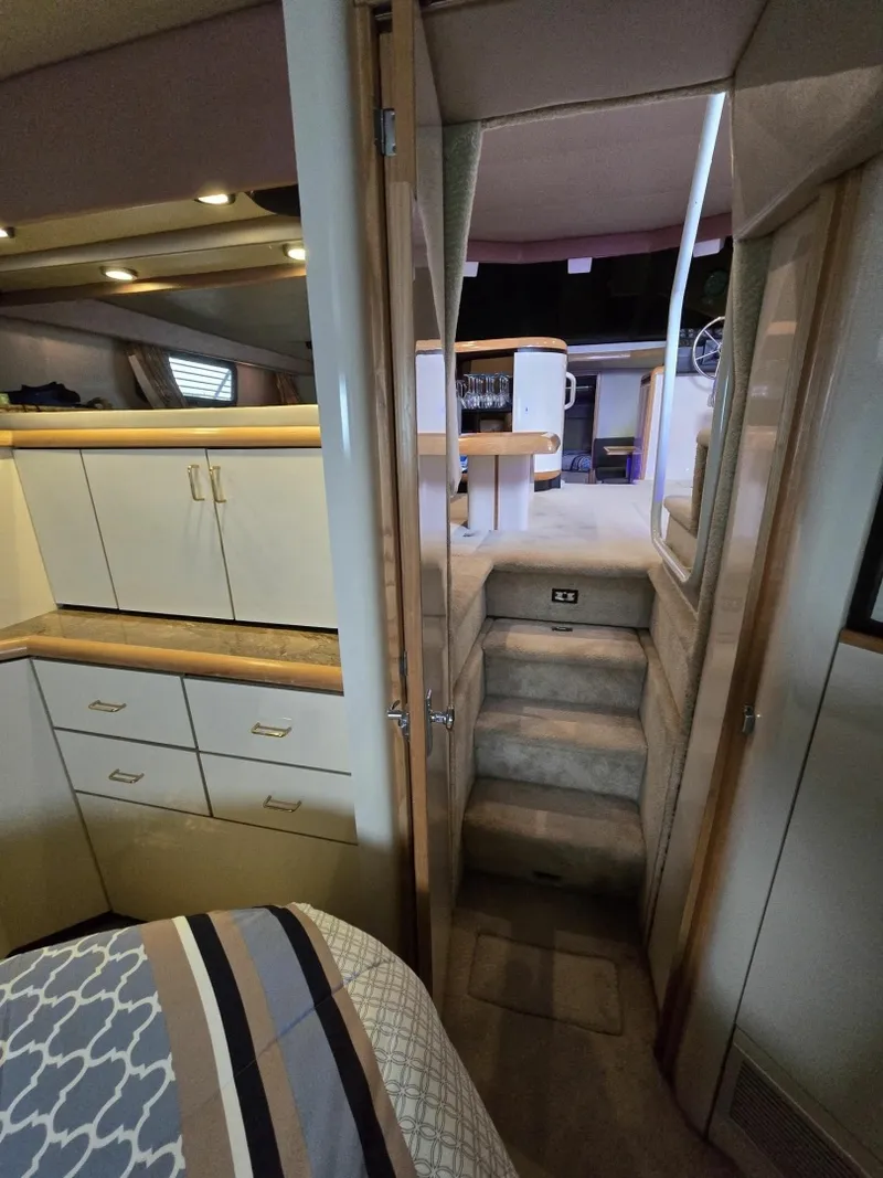 Slide: The Image of 1990 Bayliner 4387 Motoryacht 43 - 7834213